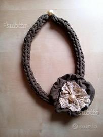 Collana girocollo uncinetto in tessuto con fiore