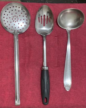 Set di utensili da cucina in acciaio come nuovi