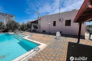 Villa con garage e piscina