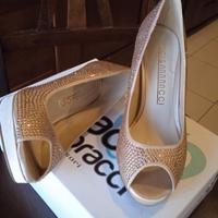 Scarpe spuntate  color nudo con cristalli