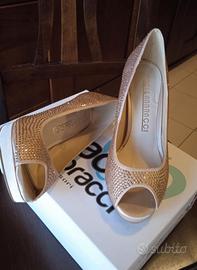Scarpe spuntate  color nudo con cristalli