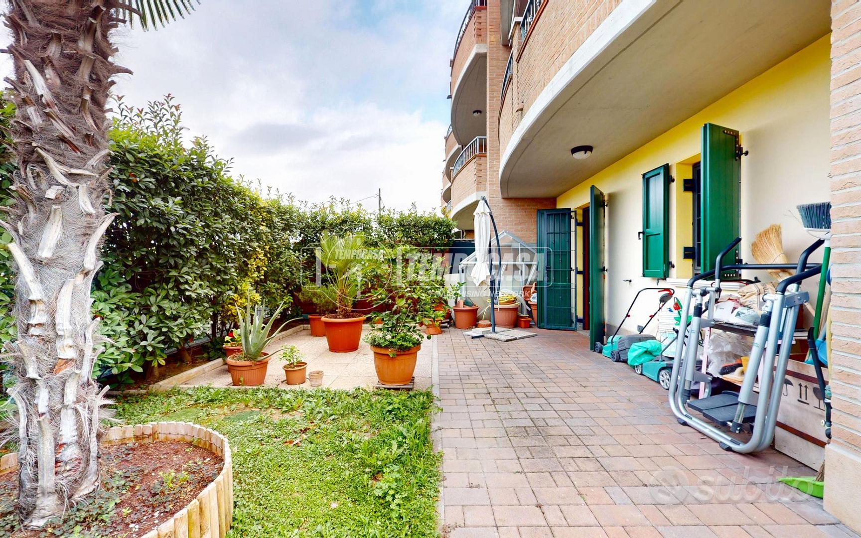 VILLA A SCHIERA DI TESTA CON GIARDINO SU TRE LATI - Vista 3
