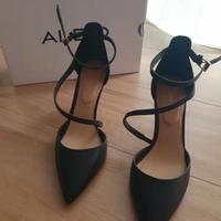 Scarpe con il tacco e cinturino. Nere, décolleté