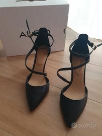 Scarpe con il tacco e cinturino. Nere, décolleté