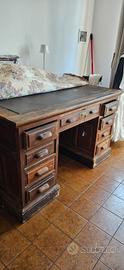 Scrivania di legno antica