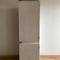 Frigo a incasso SMEG con congelatore.