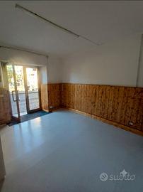 Locale commerciale con bagno, centro sarzana