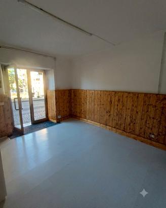 Locale commerciale con bagno, centro sarzana