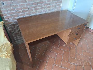Scrivania in legno