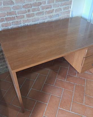Scrivania in legno