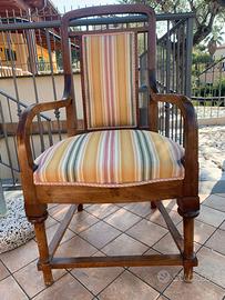Poltroncina in legno massello con braccioli