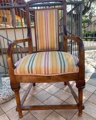 Poltroncina in legno massello con braccioli