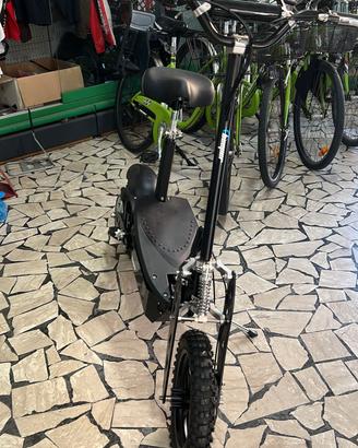 monopattino elettrico con sellino