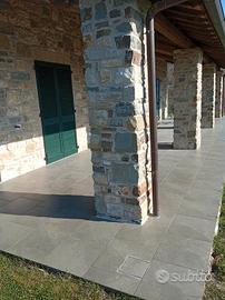 Casale in erso nella campagna umbra