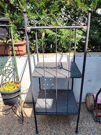 scaffale in  giardino 