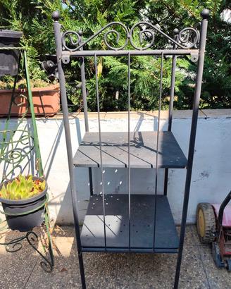scaffale in  giardino 
