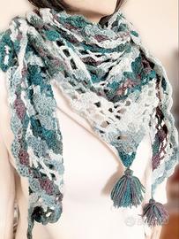 Scialle, sciarpa triangolare all'uncinetto con nap