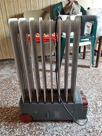 Radiatore elettrico a olio diatermico, De longhi. 