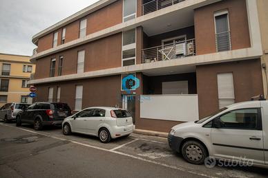 Adiacenze via Vesalio locale finestrato