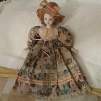 Bambola vintage con cappello elegante

