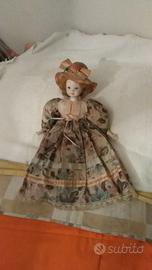 Bambola vintage con cappello elegante

