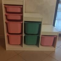 Scaffale con contenitori