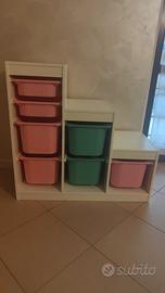 Scaffale con contenitori