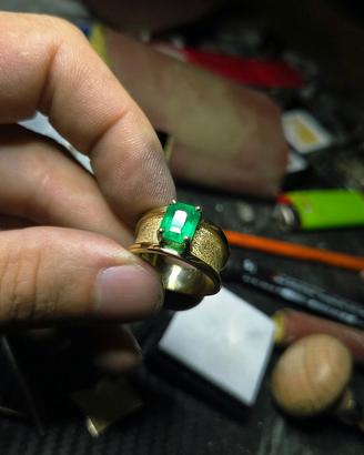 anello oro 18k, 7.5 Gr con Smeraldo Brasiliano Cer