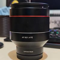 Samyang AF 85 mm f/1.4 Sony + Lens Station