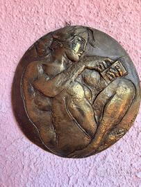Opera : donna con libro realizzata in bronzo