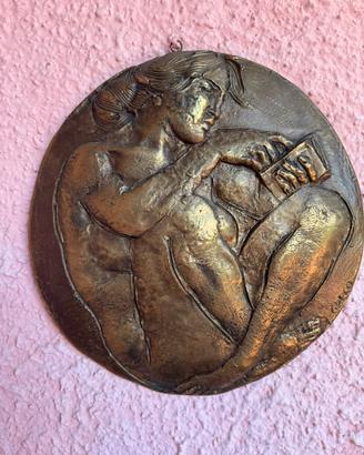 Opera : donna con libro realizzata in bronzo