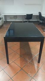 tavolo nero con prolunghe interne