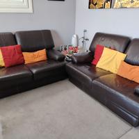 divano in pelle due posti, tavolino e puffo