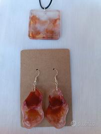 collana e orecchini in resina