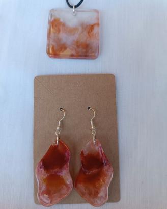 collana e orecchini in resina