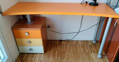 Scrivania per ragazzi con cassettiera+sedia ergon.