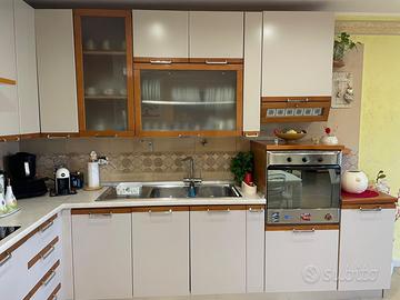 Cucina completa angolare con elettrodomestici