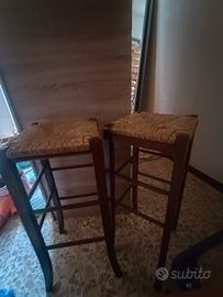 sgabelli in legno e vimini 