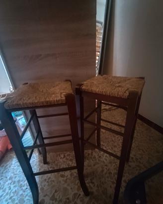 sgabelli in legno e vimini 