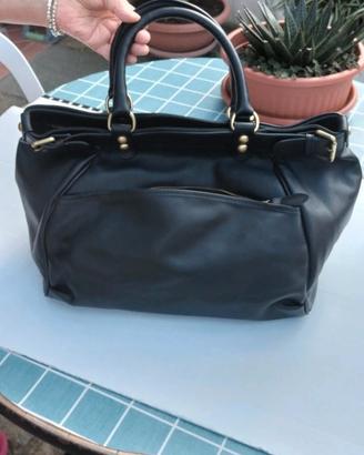 Borsa in pelle nera con tracolla in dotazione. 