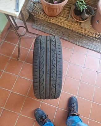 Hankook Ventus V12  215/45/17  91y