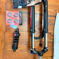 Forcella, ammortizzatore e pedali MTB santour