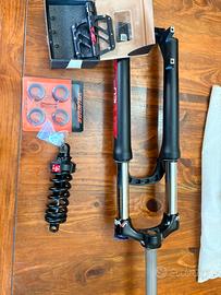 Forcella, ammortizzatore e pedali MTB santour