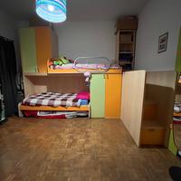cameretta con 3 posti letto e 4 armadi