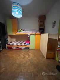 cameretta con 3 posti letto e 4 armadi
