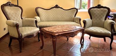 Divano e poltrone in legno con fregi stile '900