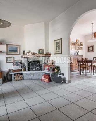 Villetta a schiera con taverna e box