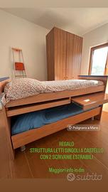 Letti singoli a castello con 2 scrivanie estraibil