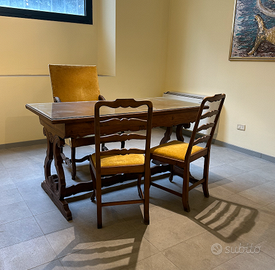 scrivania con poltrona e due sedie