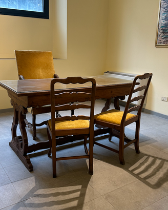 scrivania con poltrona e due sedie